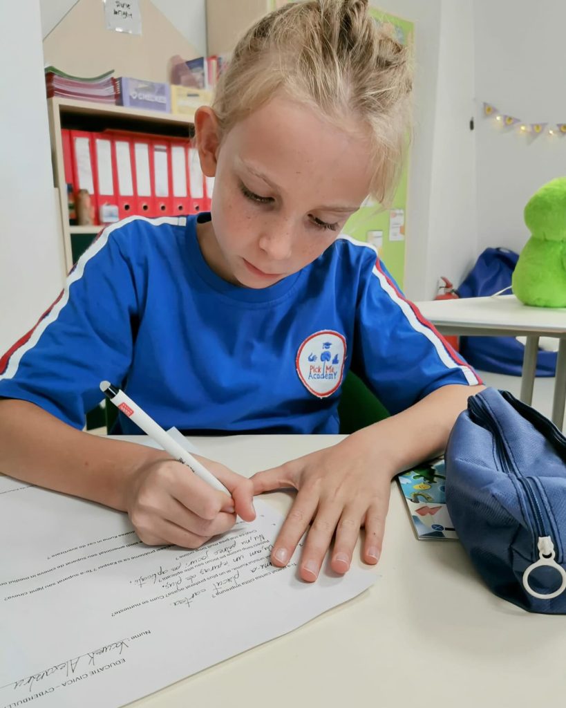 Modalitatea de bordare a temelor la Scoala Gimnaziala Pick Me Academy