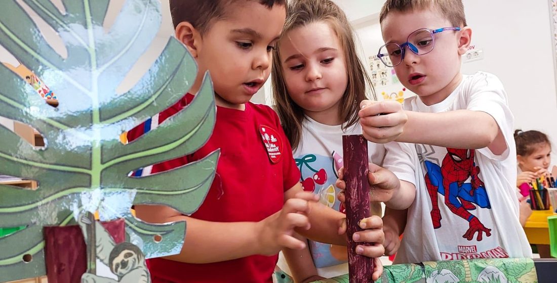 Cum imbina gradinita Pick Me Kindergarten educatia cu micile sarcini pe care le au copii acasa