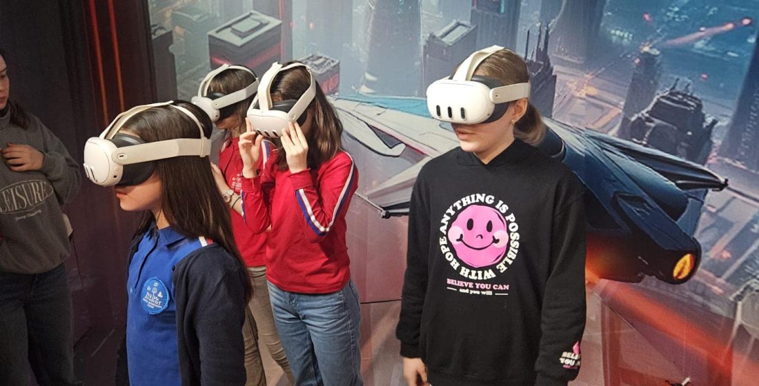 Copii de la Scoala Gimnaziala Pick Me Academy utilizand realitate virtuala