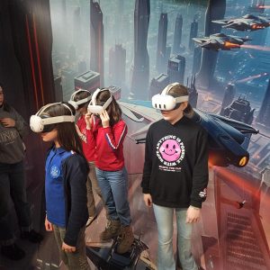 Copii de la Scoala Gimnaziala Pick Me Academy utilizand realitate virtuala