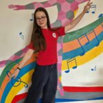 Sara Puiu in pozitie de balet la Scoala Gimnaziala Pick Me Academy