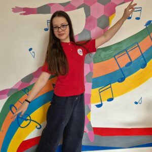 Sara Puiu in pozitie de balet la Scoala Gimnaziala Pick Me Academy