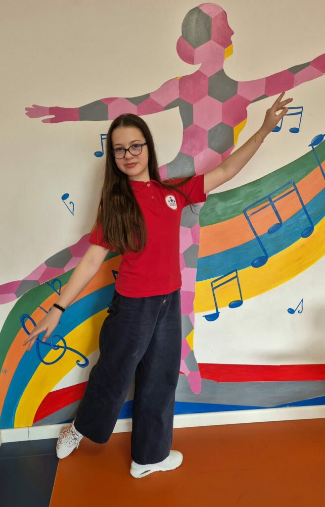 Sara Puiu in pozitie de balet la Scoala Gimnaziala Pick Me Academy