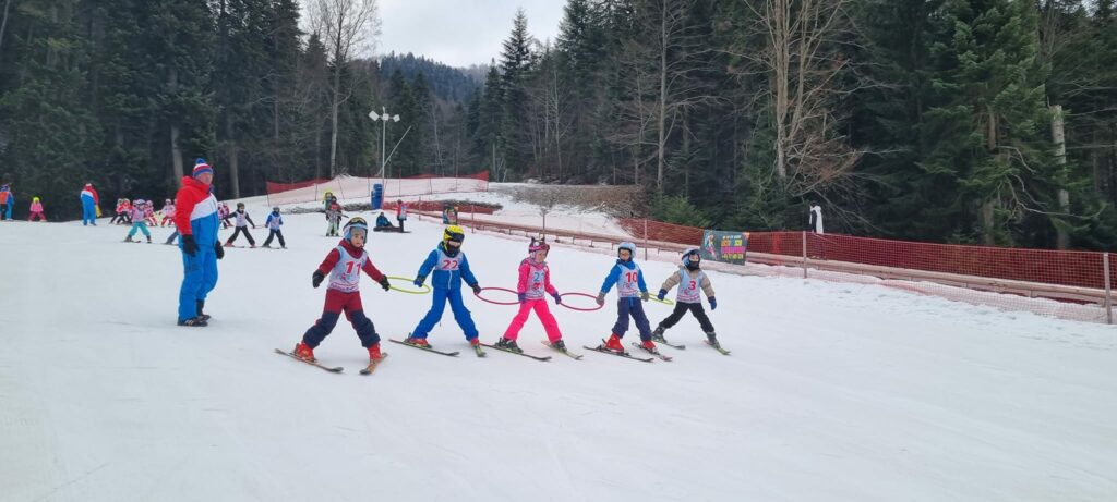 Elev pasionat care alocă timp pentru studiu în timpul vacanței pentru a menține performanța academică.