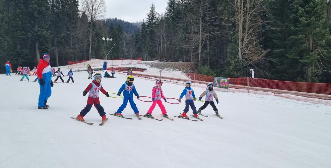Elev pasionat care alocă timp pentru studiu în timpul vacanței pentru a menține performanța academică.