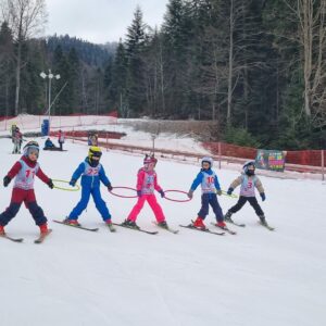 Elev pasionat care alocă timp pentru studiu în timpul vacanței pentru a menține performanța academică.