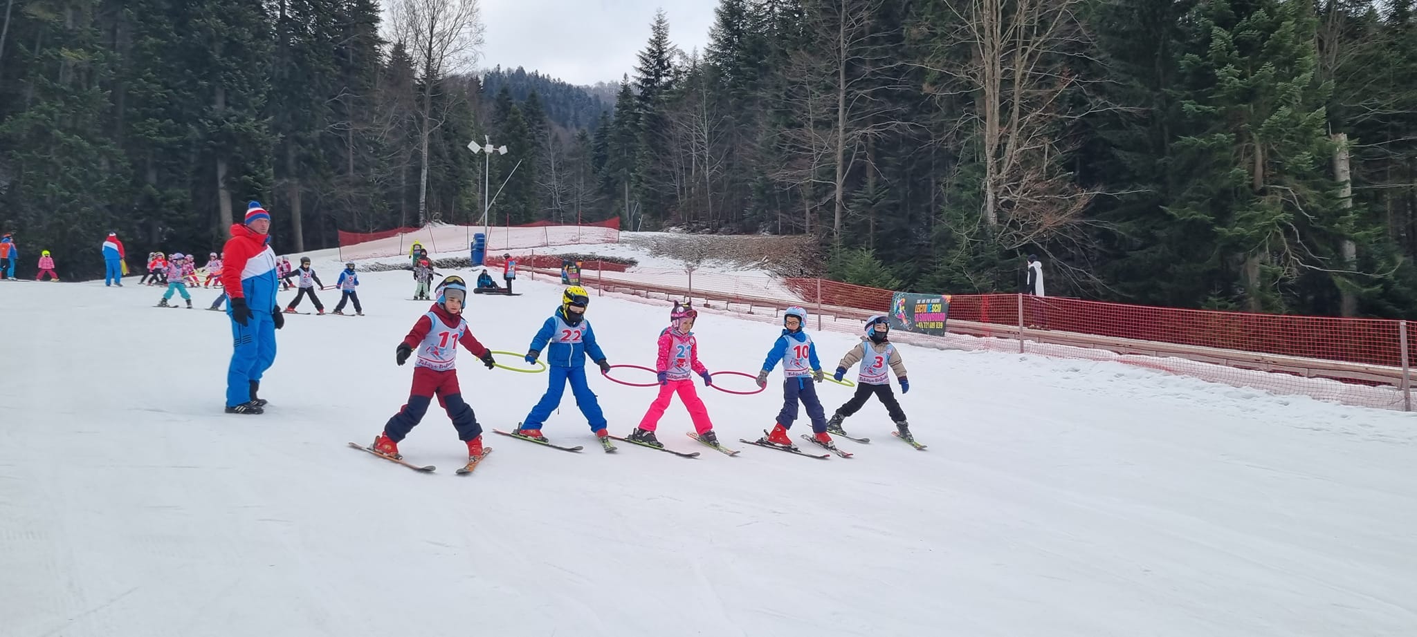 Elev pasionat care alocă timp pentru studiu în timpul vacanței pentru a menține performanța academică.