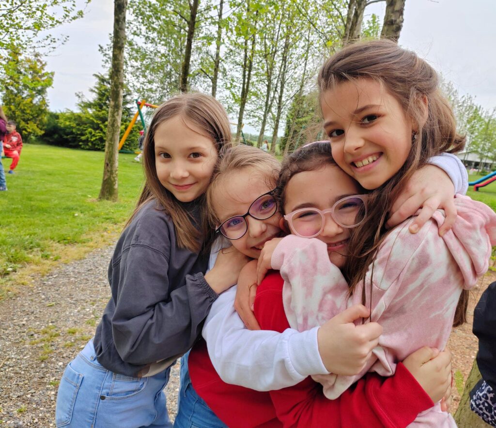 Elev fericit și relaxat la Școala Gimnazială Pick Me Academy ilustrând echilibrul dintre viața de școlar și copilărie.