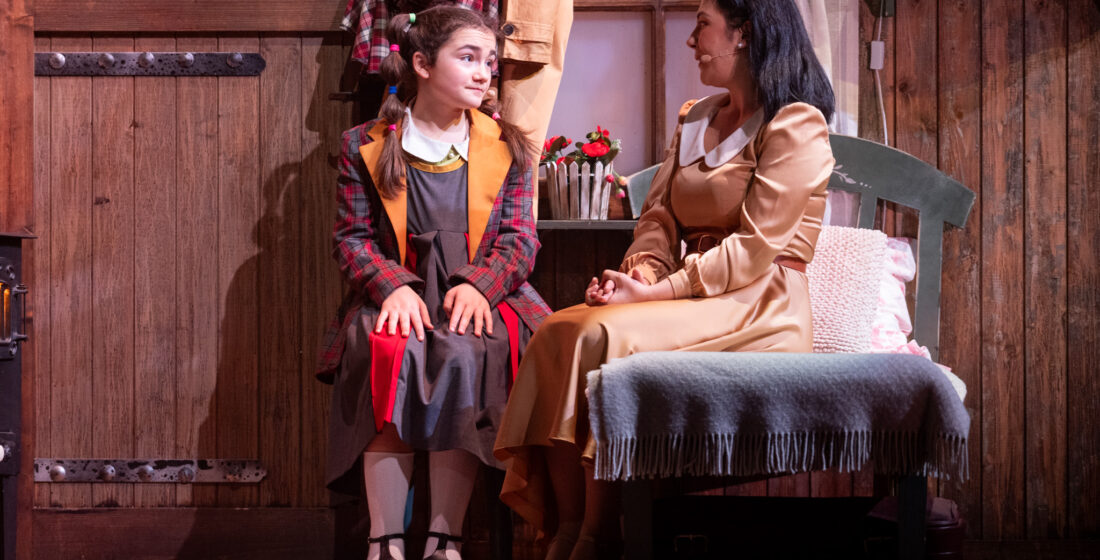 Copil talentat - Iarina Maria Popescu, pe scena in spectacolul Matilda , simbolizând o performanță echilibrată susținută de părinți și școală.