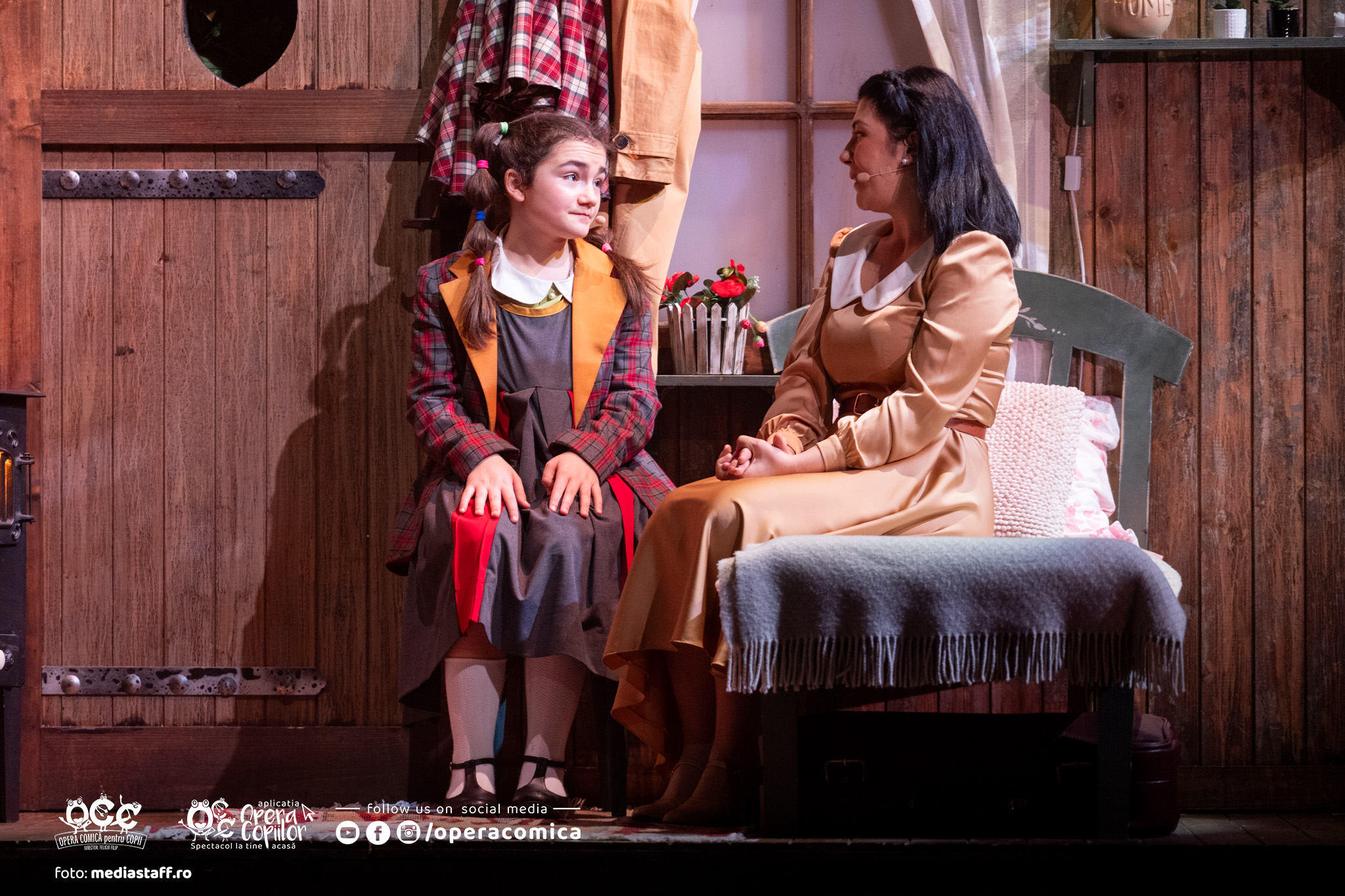 Copil talentat - Iarina Maria Popescu, pe scena in spectacolul Matilda , simbolizând o performanță echilibrată susținută de părinți și școală.