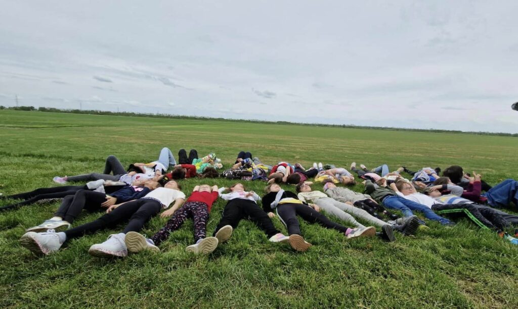 Copil care se relaxeaza in aer liber , exemplificând procesul de educație digitală la Școala Gimnazială Pick Me Academy.