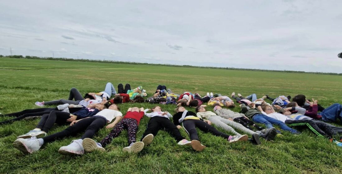 Copil care se relaxeaza in aer liber , exemplificând procesul de educație digitală la Școala Gimnazială Pick Me Academy.