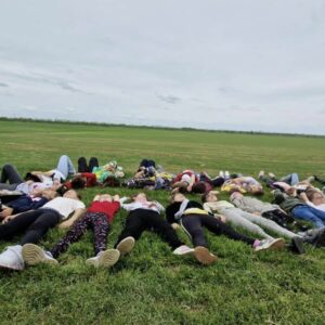 Copil care se relaxeaza in aer liber , exemplificând procesul de educație digitală la Școala Gimnazială Pick Me Academy.