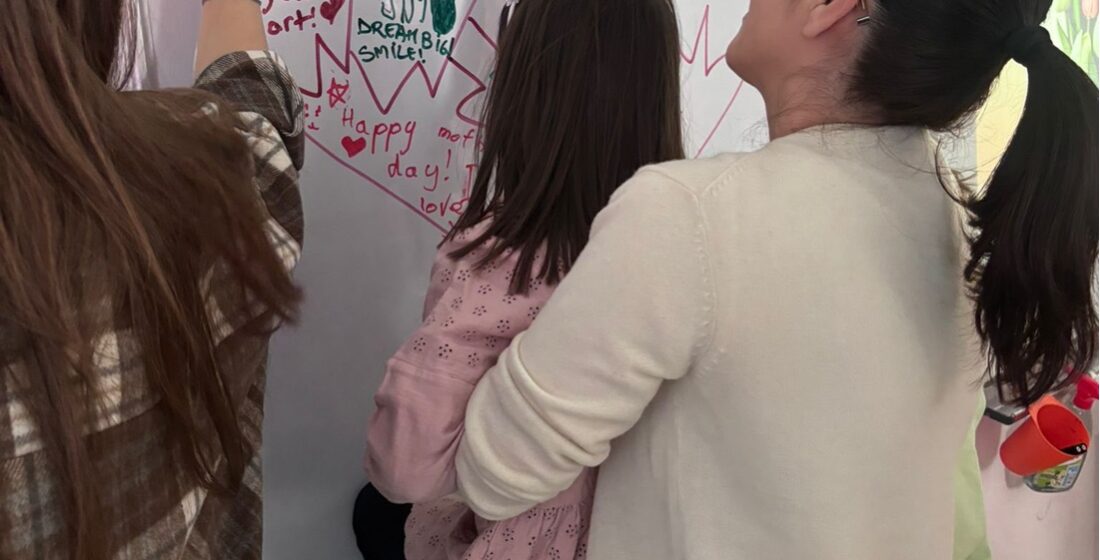 Un părinte care discută cu copilul său despre adaptabilitatea copiilor într-o lume în continuă schimbare.