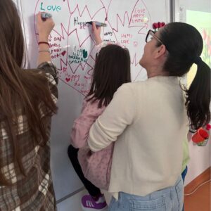 Un părinte care discută cu copilul său despre adaptabilitatea copiilor într-o lume în continuă schimbare.