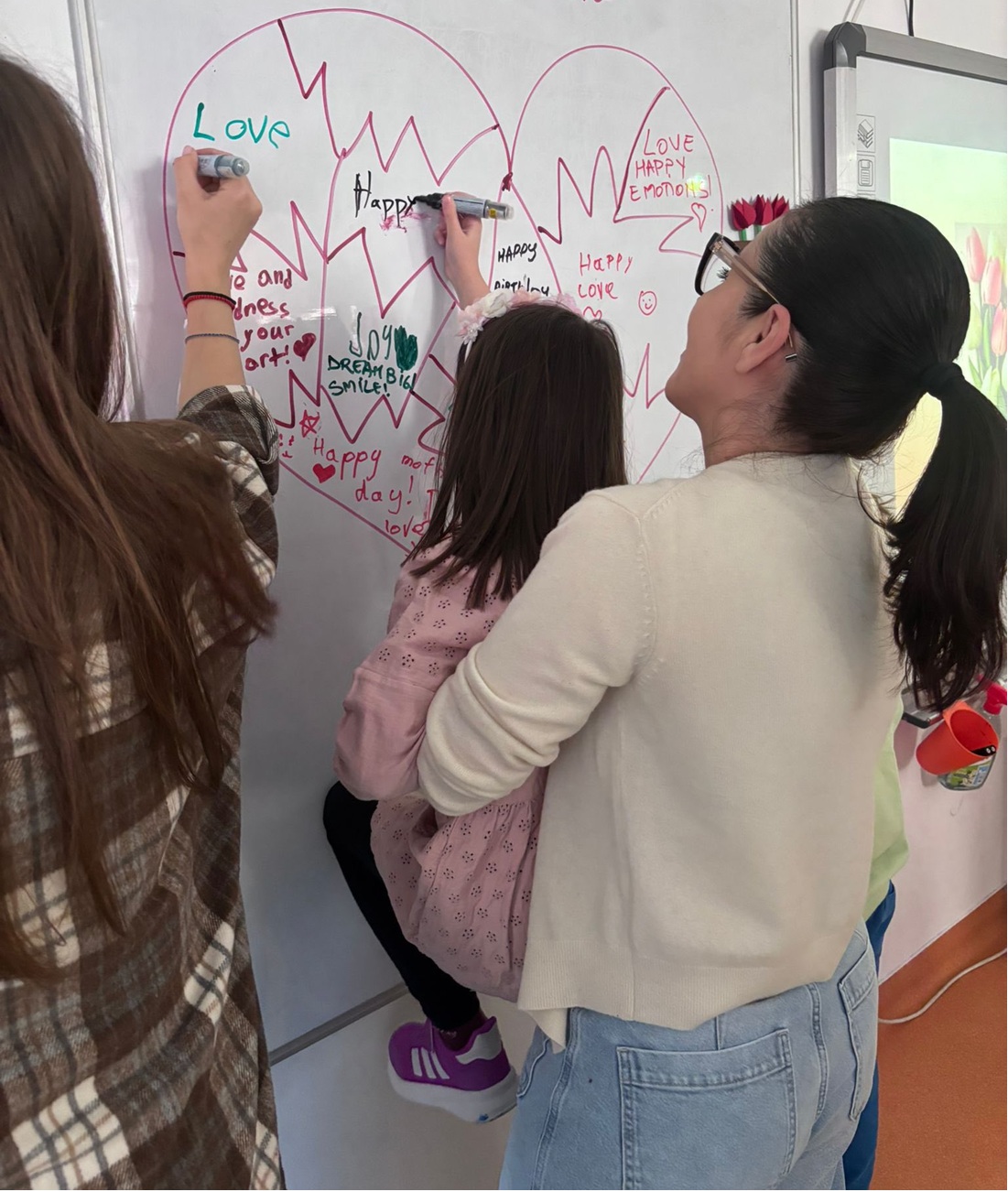 Un părinte care discută cu copilul său despre adaptabilitatea copiilor într-o lume în continuă schimbare.