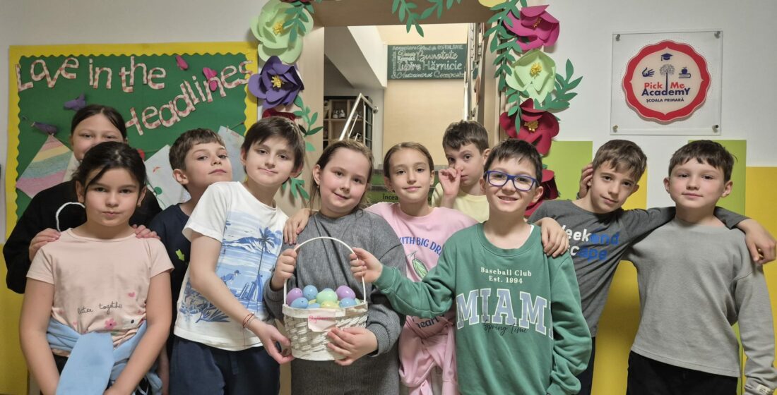 Familie fericită cu copii pregătind masa pentru Paștele ortodox, vopsind ouă și zâmbind în bucătărie.