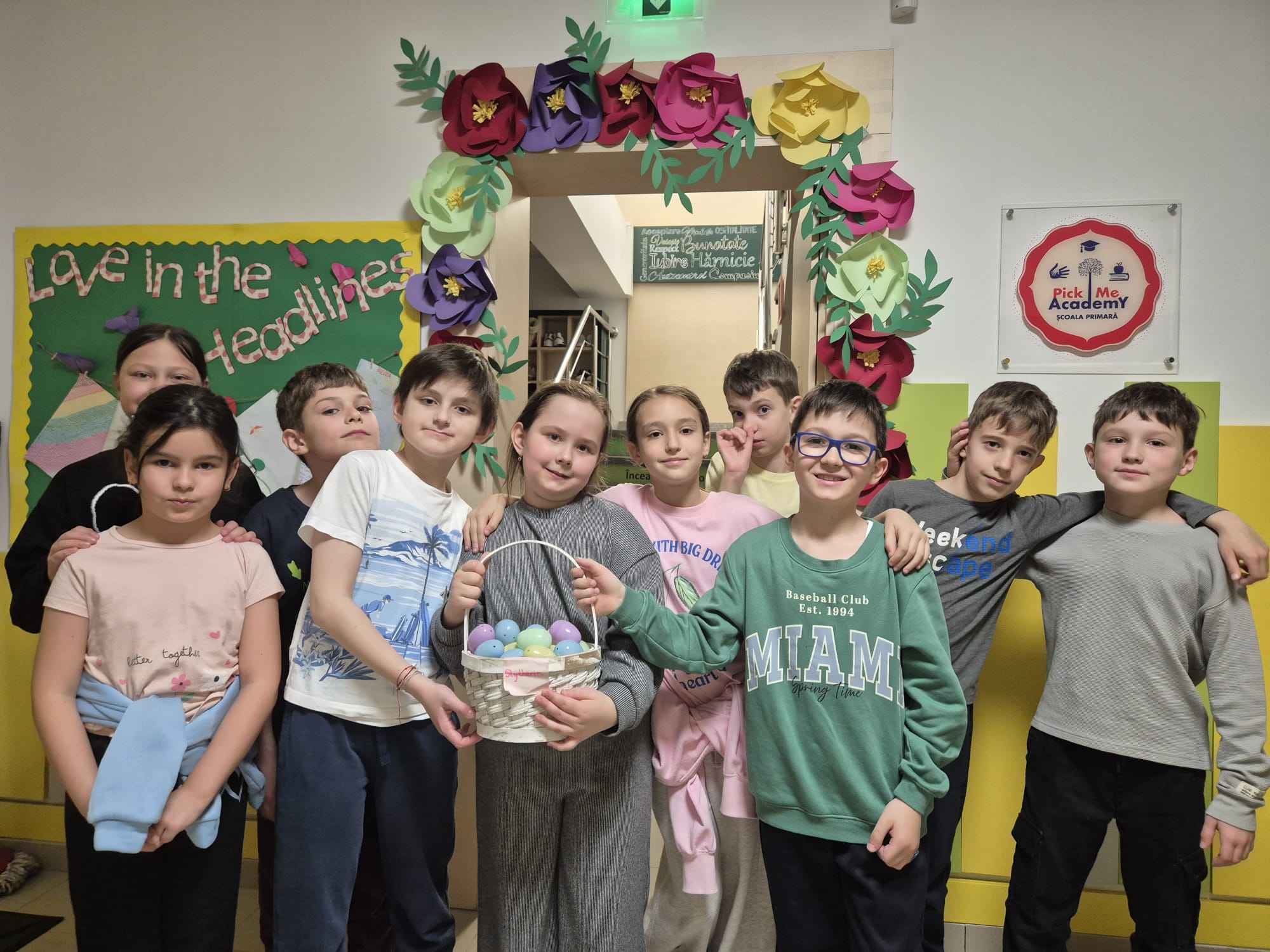 Familie fericită cu copii pregătind masa pentru Paștele ortodox, vopsind ouă și zâmbind în bucătărie.