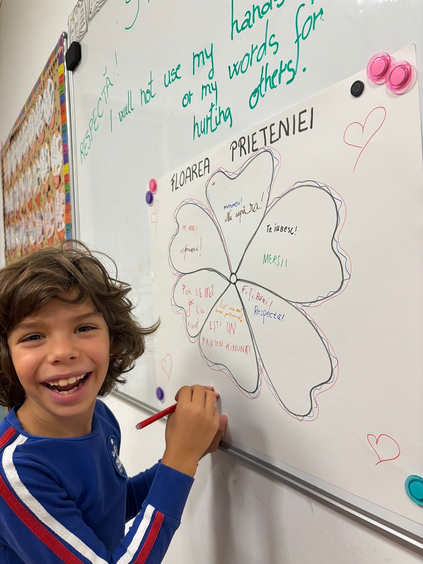 Un grup de copii fericiți într-o sală de clasă luminoasă, demonstrând puterea zâmbetului în educație.