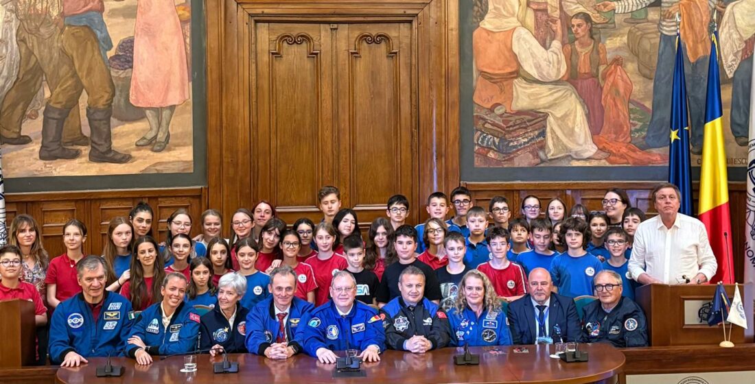Copii entuziasmați asimilând lecții de la astronauți despre explorarea spațiului și pregătirea pentru viitor.
