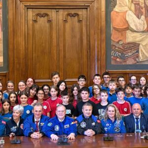 Copii entuziasmați asimilând lecții de la astronauți despre explorarea spațiului și pregătirea pentru viitor.