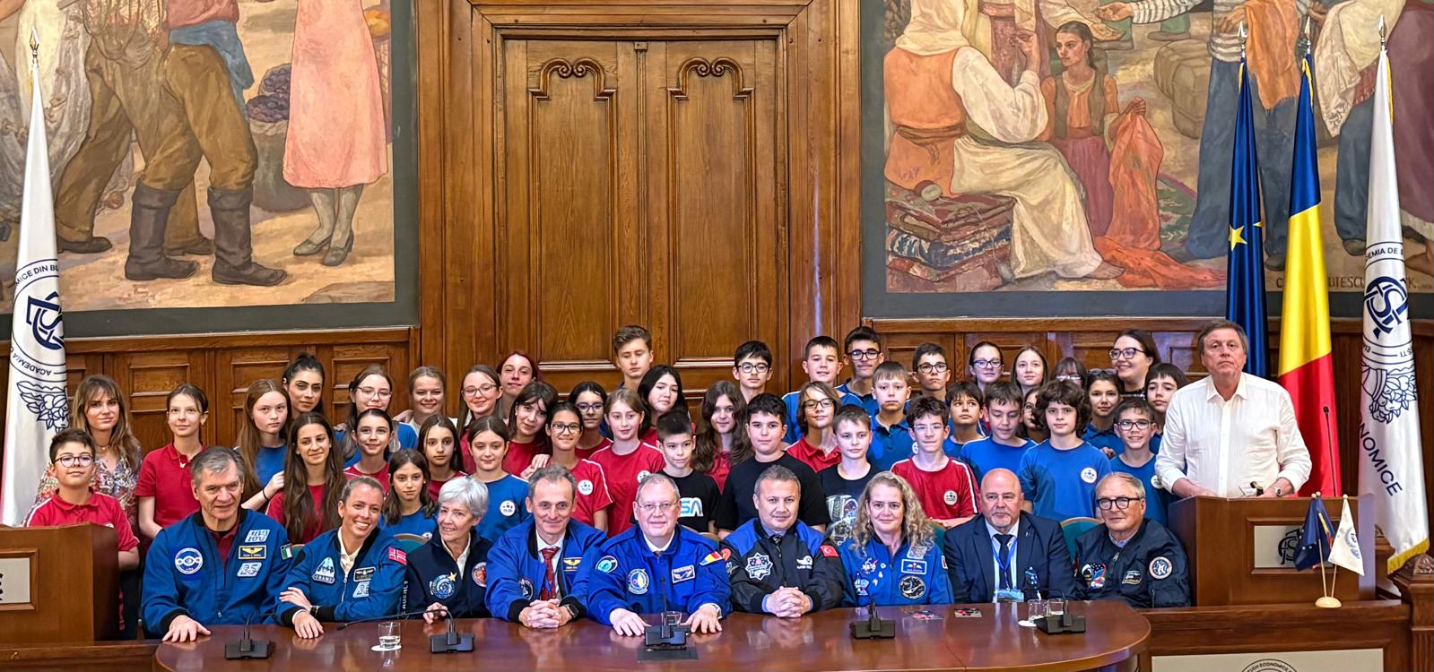 Copii entuziasmați asimilând lecții de la astronauți despre explorarea spațiului și pregătirea pentru viitor.