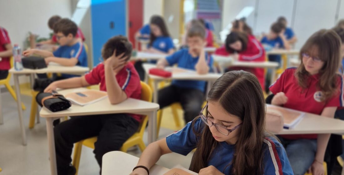 Elevi participând la o sesiune de evaluare academică în cadrul programului Mastermind la Școala Gimnazială "Pick Me Academy".