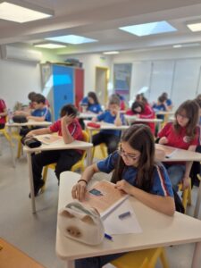Elevi participând la o sesiune de evaluare academică în cadrul programului Mastermind la Școala Gimnazială "Pick Me Academy".