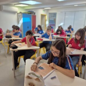 Elevi participând la o sesiune de evaluare academică în cadrul programului Mastermind la Școala Gimnazială "Pick Me Academy".