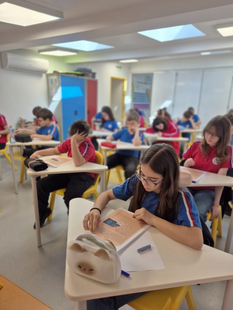 Elevi participând la o sesiune de evaluare academică în cadrul programului Mastermind la Școala Gimnazială 