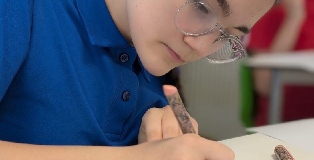 Elevi curioși participând la o activitate de învățare experiențială în afara sălii de clasă, explorând lumea alături de profesori.