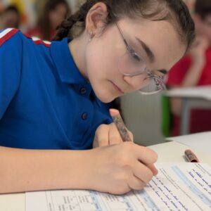 Elevi curioși participând la o activitate de învățare experiențială în afara sălii de clasă, explorând lumea alături de profesori.