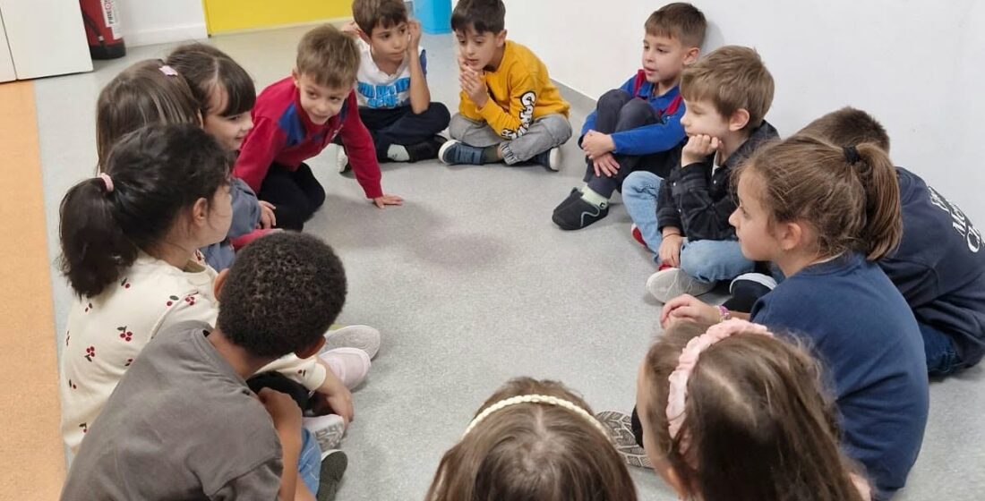 Elevi la Pick Me Academy București exersând reguli de politețe și disciplină în clasă