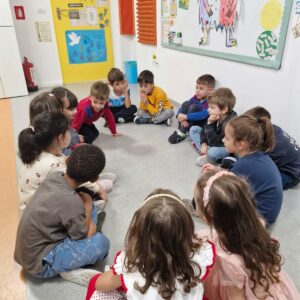 Elevi la Pick Me Academy București exersând reguli de politețe și disciplină în clasă