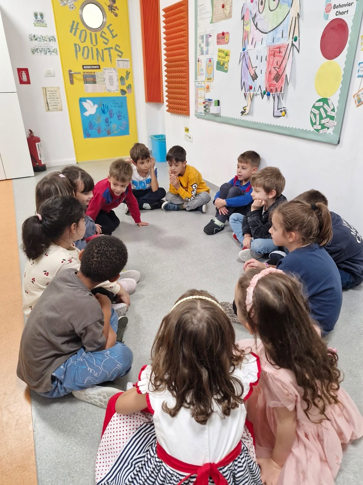 Elevi la Pick Me Academy București exersând reguli de politețe și disciplină în clasă