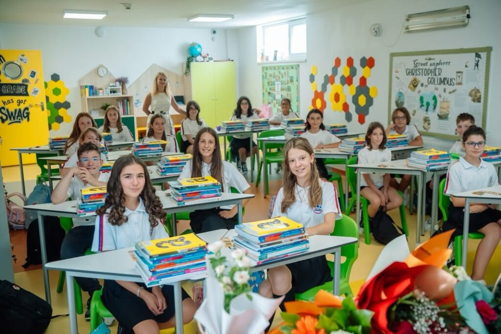 Elevi la Pick Me Academy București în timpul unei lecții de dimineață