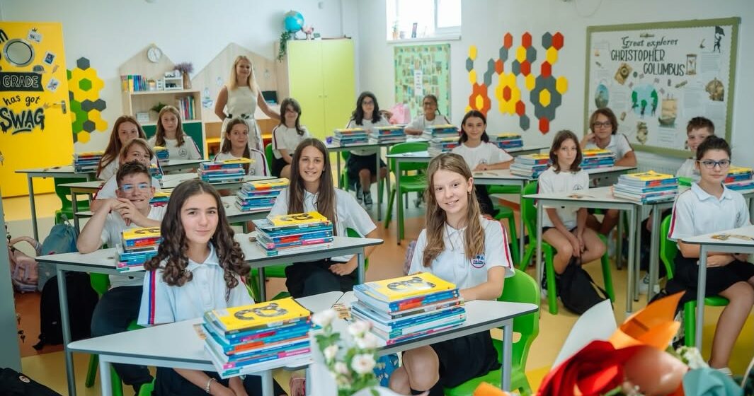 Elevi la Pick Me Academy București în timpul unei lecții de dimineață