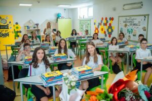 Elevi la Pick Me Academy București în timpul unei lecții de dimineață