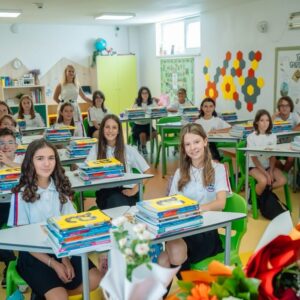 Elevi la Pick Me Academy București în timpul unei lecții de dimineață